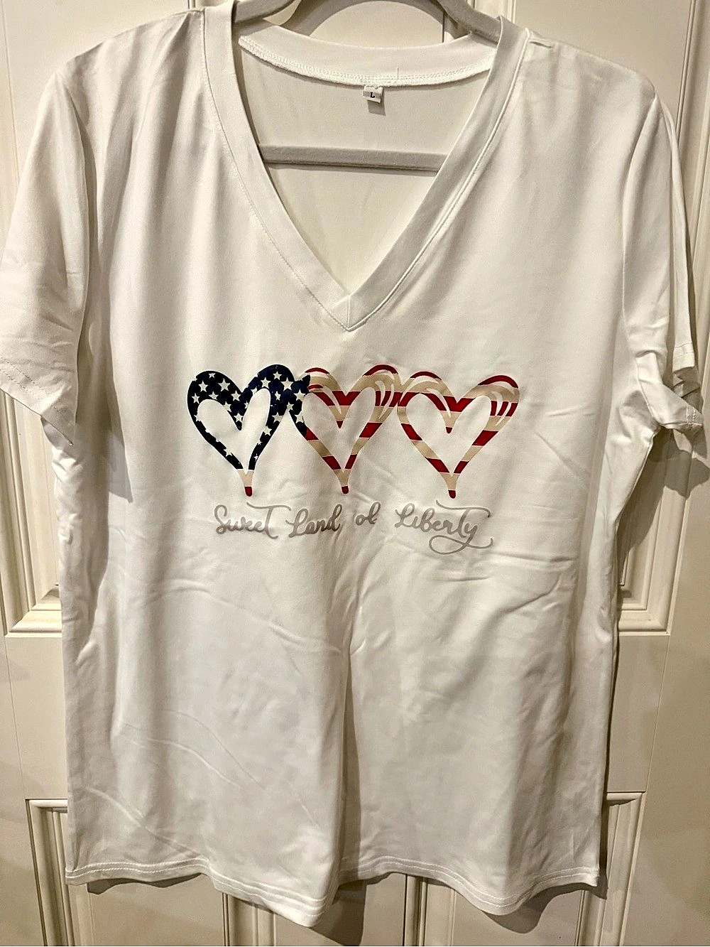 Heart Graphic V-Neck Tee in White Size Large